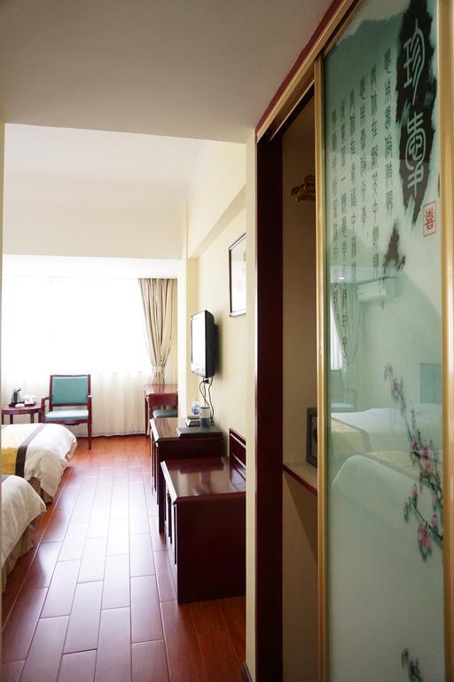 Guangdong Oversea Chinese Hotel Guangzhou Room photo