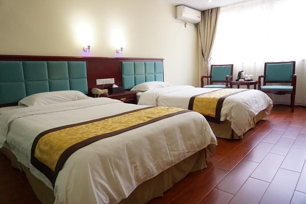 Guangdong Oversea Chinese Hotel Guangzhou Room photo