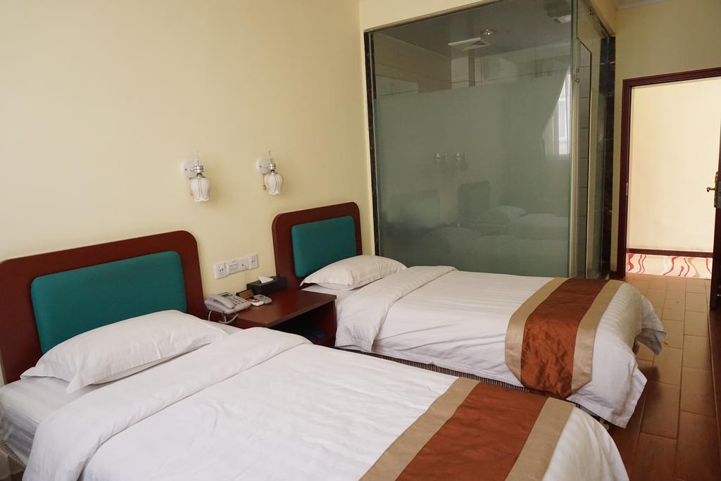 Guangdong Oversea Chinese Hotel Guangzhou Room photo