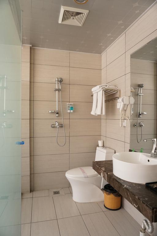 Guangdong Oversea Chinese Hotel Guangzhou Room photo